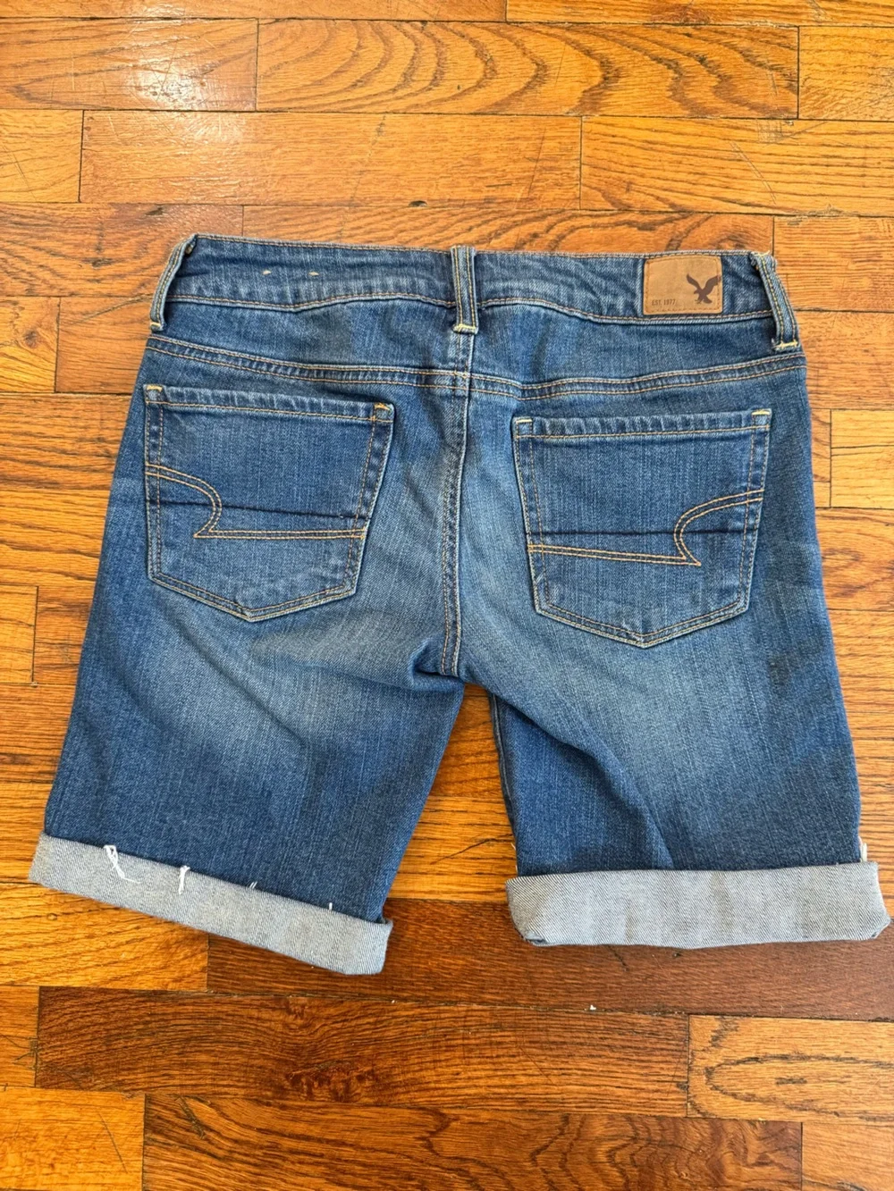 American Eagle Low Rise Bermuda Denim Shorts Cuffed Stretch Medium Wash Size S